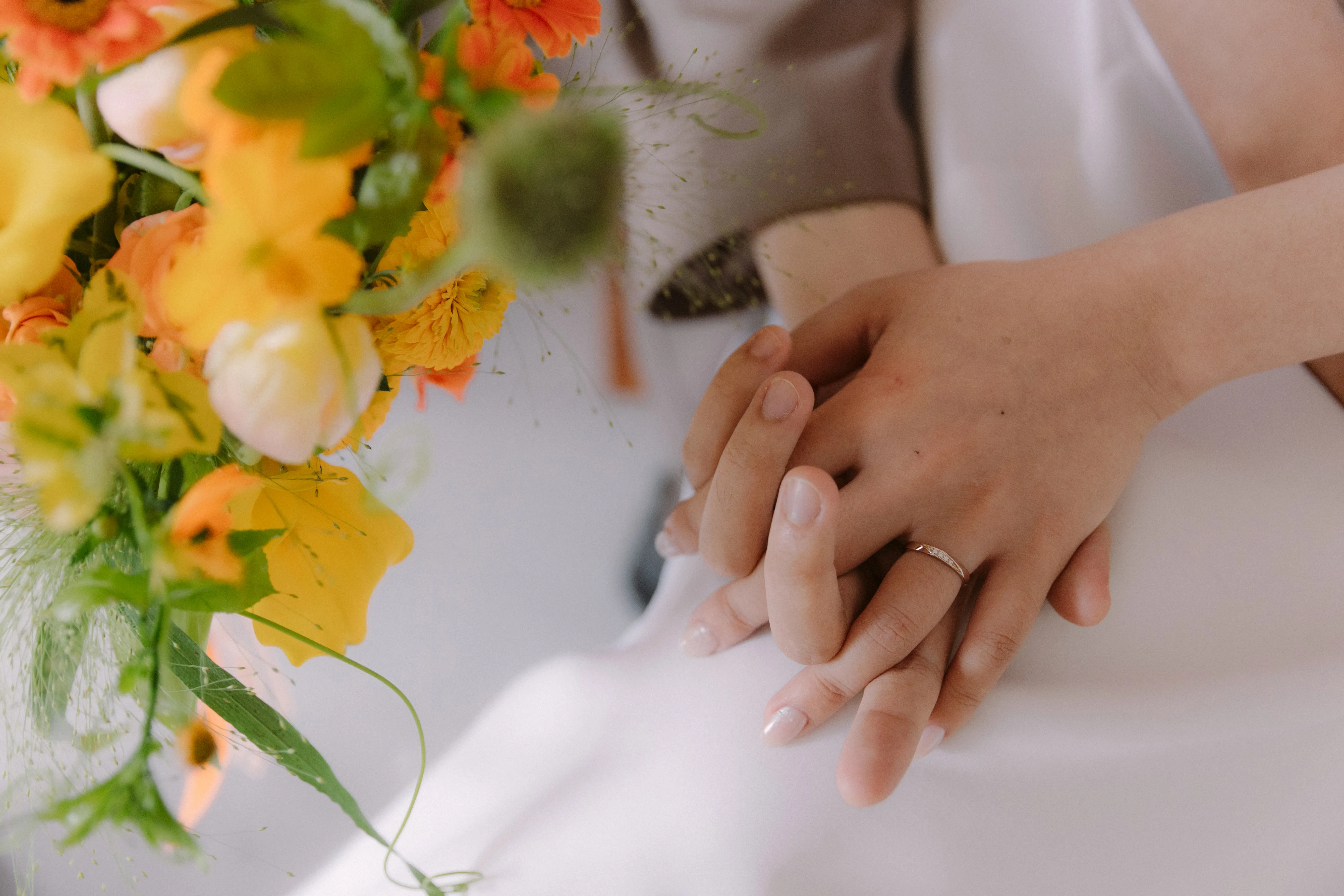 捧花、婚戒與牽手細節